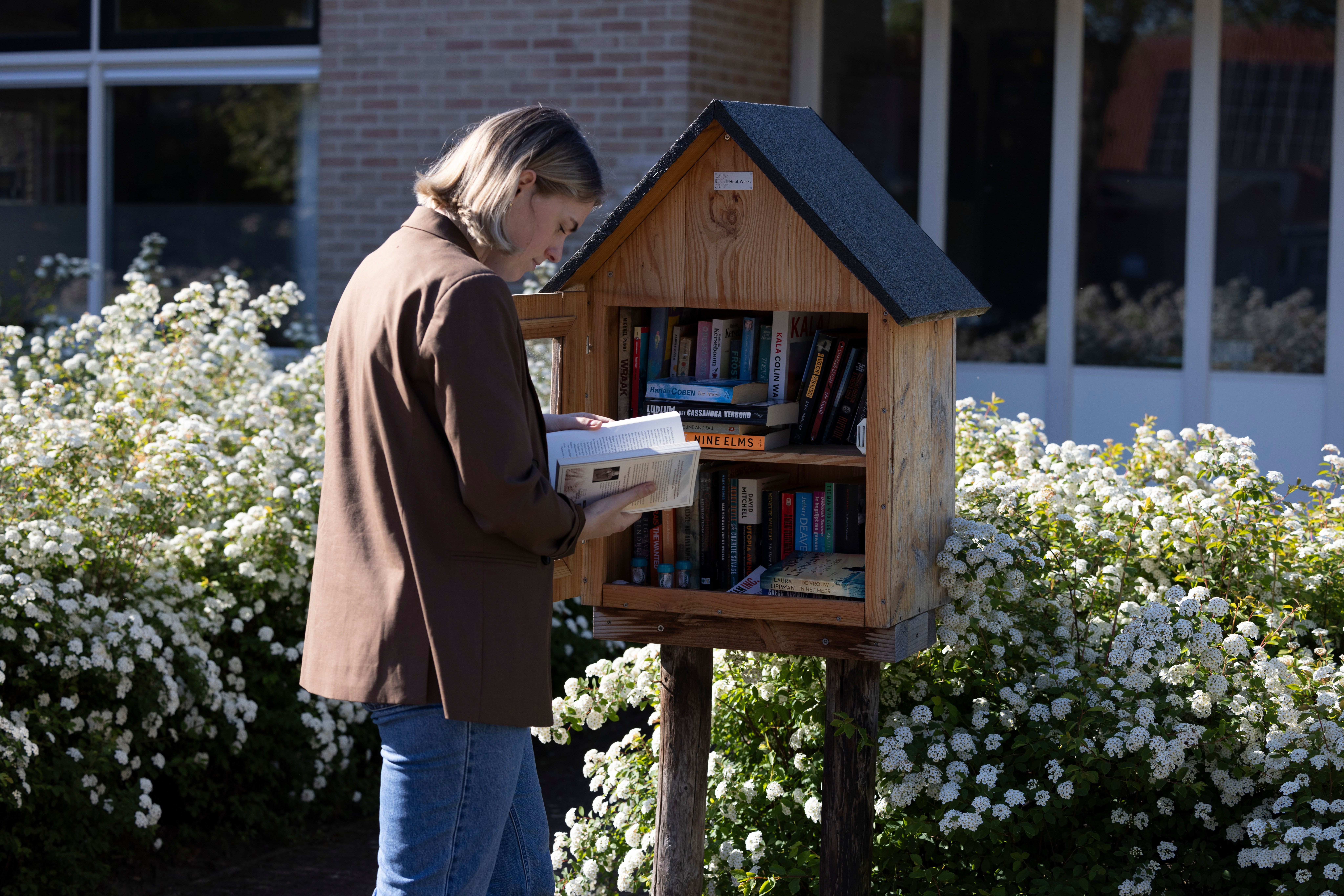 GG Net Dame bij boekenkast 033 HR